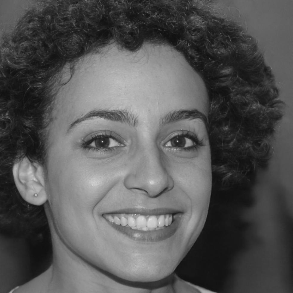 Член команды Ivoxtran работает над образовательным контентом